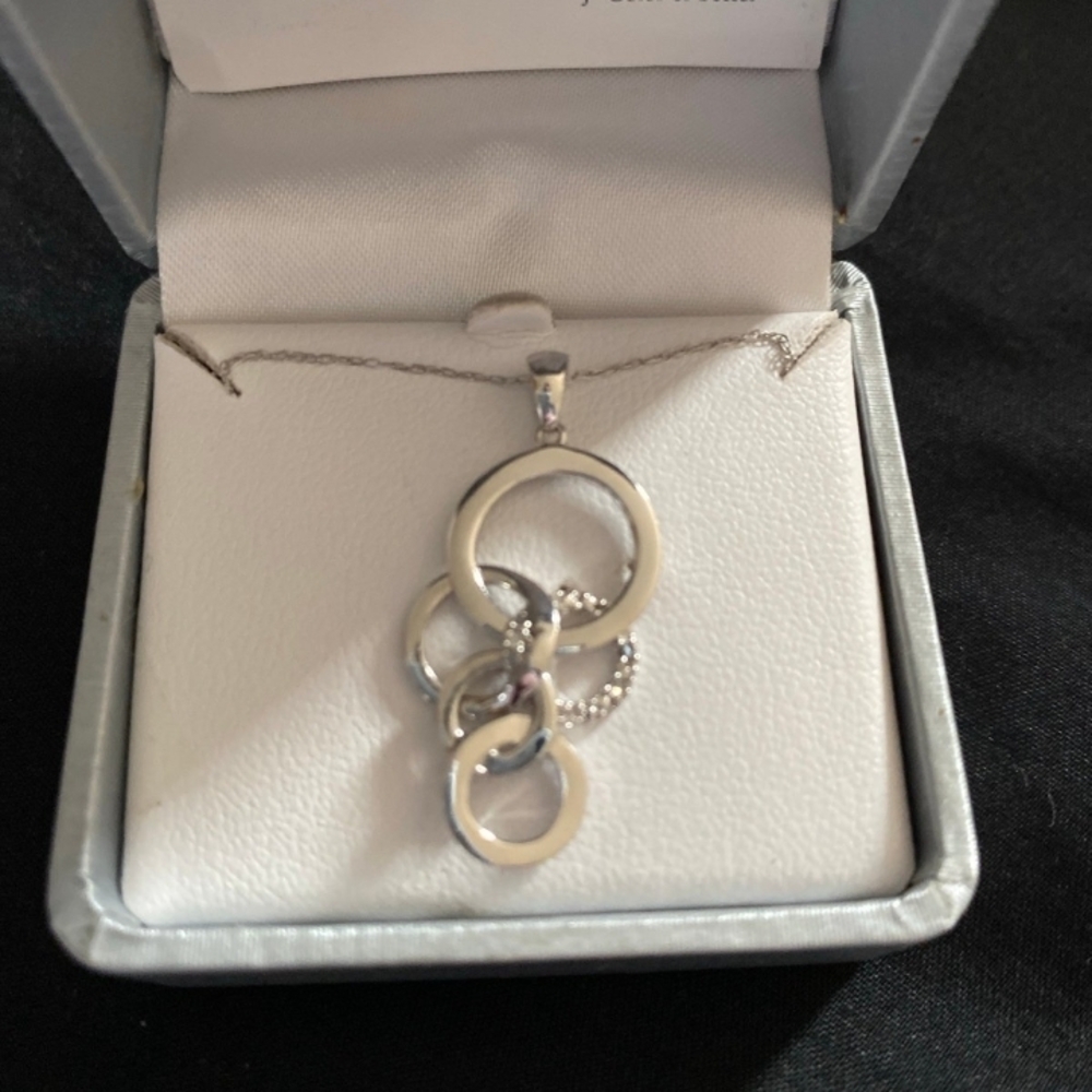 Elegant 10k Circle Diamond Pendant Necklace
